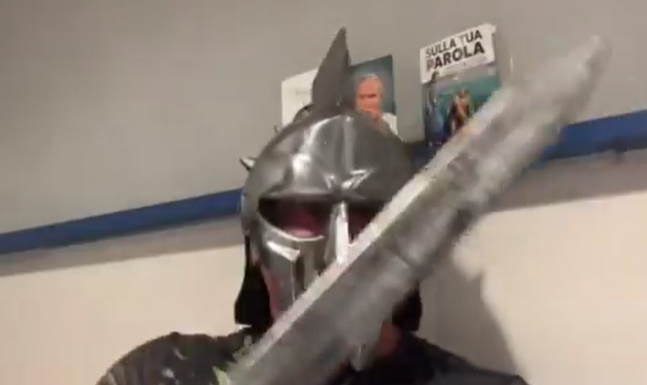 tempoweb's tweet image. Il falconiere Juan #Bernabè torna sui social con elmo e vangelo: "Io non mollo mai, forza #Lazio!" | VIDEO 
#18gennaio #iltempoquotidiano #falconiere 
iltempo.it/personaggi/202…