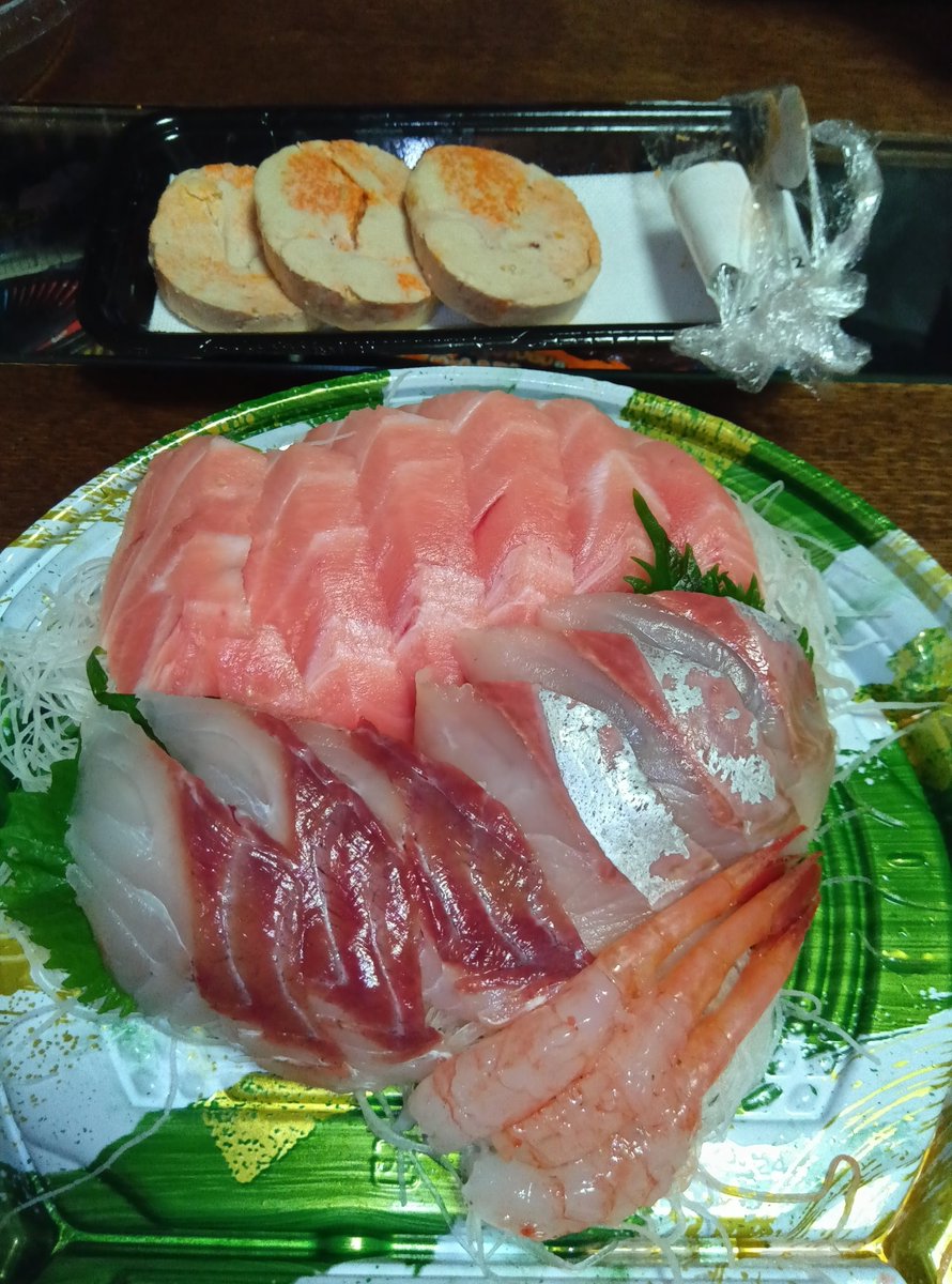 家で刺身とあん肝で最高の土曜の夜でございます✨🍶