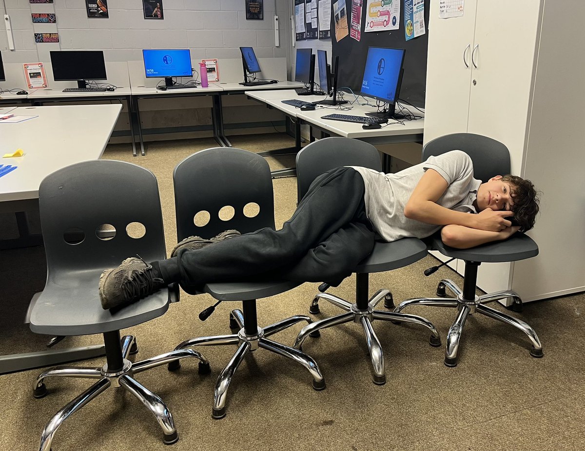 FionaMay003's tweet image. Sometimes regulation looks like this 👀The chairs were a bus, a waiting room and then a bed. #ThisisAP #RegulateandRestore @TheRowansAP
