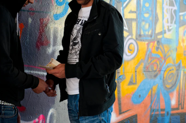 DebetsJohn's tweet image. 1 op de 7 jongeren wordt geronseld voor criminele klussen. Scholen en overheid, word wakker!💡 Maatschappijleer moet terug in de spotlight om jongeren te wapenen tegen druk en verleiding. Openheid, voorlichting en samenwerking met ouders zijn cruciaal. #Ronselen #Onderwijs #AD