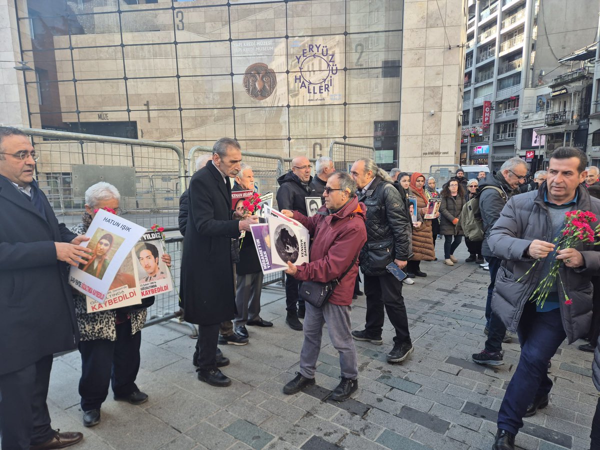 Cumartesi Anneleri 1034 haftadır adalet arıyor!

İnsan Haklarından Sorumlu İl Başkan Yardımcımız Selahattin Erbaş ve Komitemiz, Cumartesi Anneleri'nin 1034. haftasında gerçekleşen eyleme destek verdi.