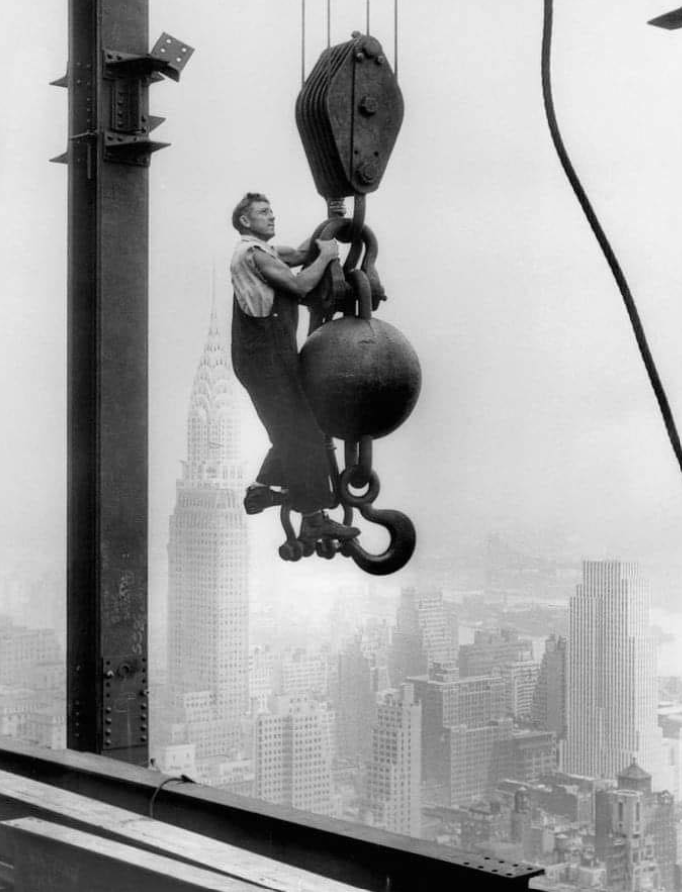 OpenSky_News's tweet photo. @HumansNoContext An Empire State builder hanging on a crane above New York City, 1930. https://t.co/ZKa3ZBdsCs