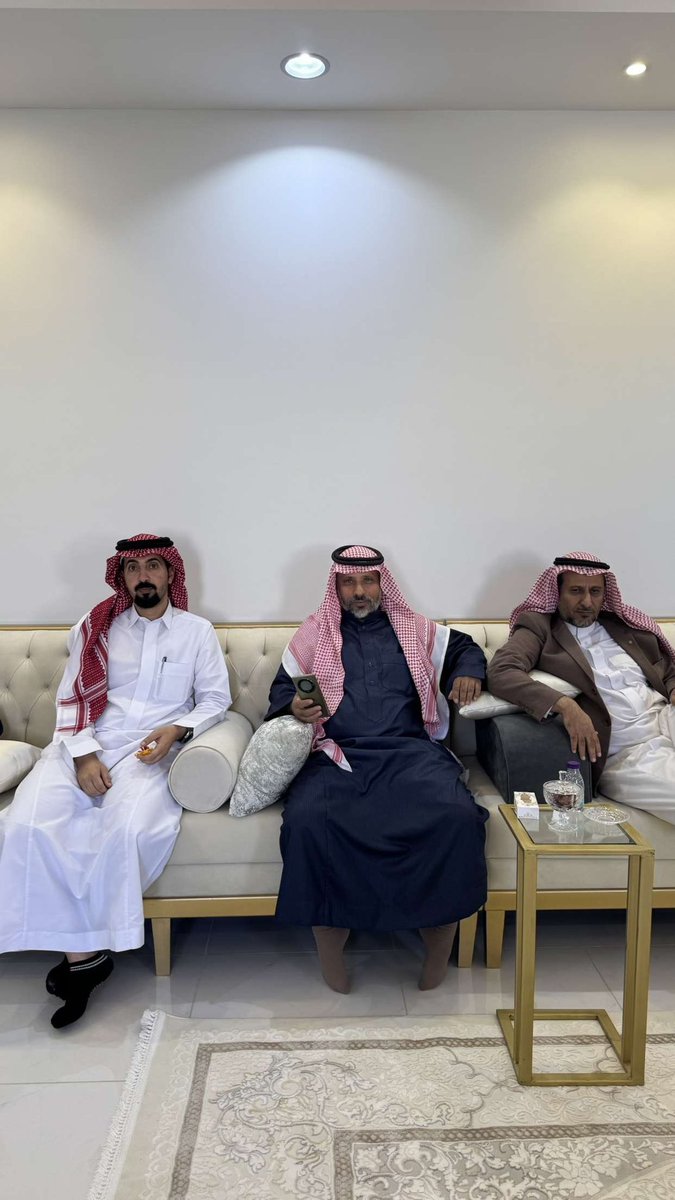 أبناء الشيخ: علي بن عقاب بن ثعلي رحمه الله،
يقيمون مأدبة غداء وتكريم ،،
للعقيد: محمد بن عبدالله بن علي بن ثعلي 
بمناسبة نزوله في قرية الغدير