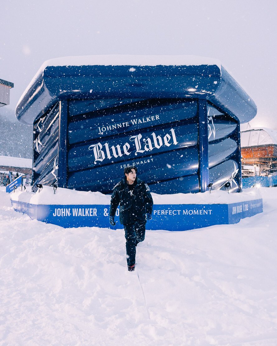 Prinfanclub's tweet image. หล่อมากที่สุดดด😍
Work for #johnniewalkerblue #keepwalking 📸 @aofsod ❄️
#JOHNNIEWALKERICECHALETTH
#DEPTHOFBLUEBKK
#PERFECTFORWINTER
#markprin #mark_prin #หมากปริญ 
Cr : IG aofsod