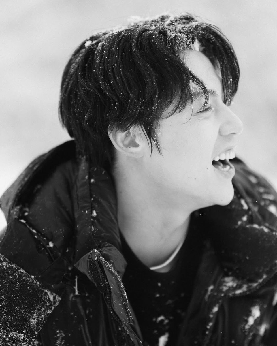 Prinfanclub's tweet image. หล่อมากที่สุดดด😍
Work for #johnniewalkerblue #keepwalking 📸 @aofsod ❄️
#JOHNNIEWALKERICECHALETTH
#DEPTHOFBLUEBKK
#PERFECTFORWINTER
#markprin #mark_prin #หมากปริญ 
Cr : IG aofsod