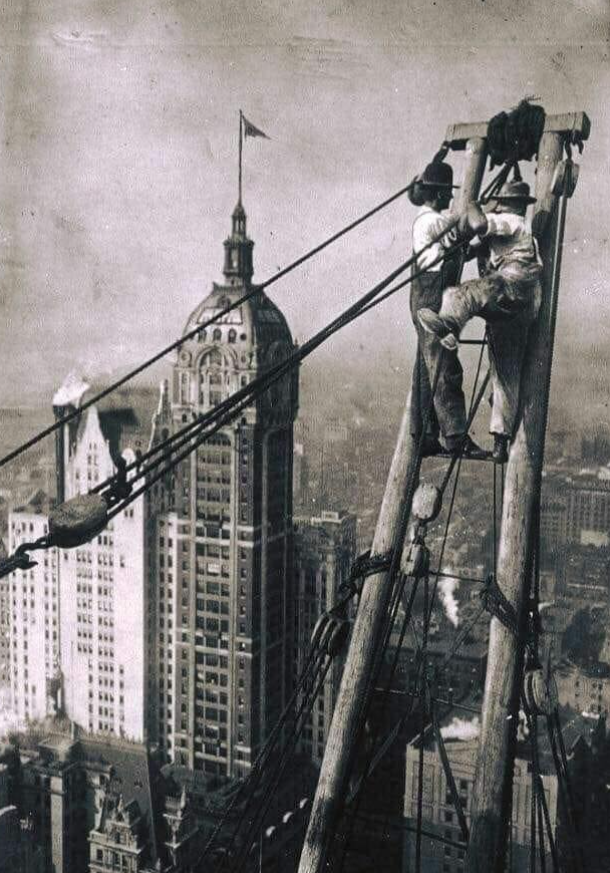 OpenSky_News's tweet photo. @jeremybtc This is what working at the top of the New York City Skyline looked like in 1925. https://t.co/2mG417wg5V