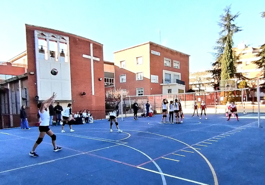 DeportesECM's tweet photo. @cscrosales Hoy el valor del esfuerzo se refuerza en los Juegos Deportivos de @ecatolicmadrid por el frío y el del respeto también se trabaja con el 1' de silencio por D. Luis Lezama, fundador de Santa María la Blanca. En @colemercedmad lo demuestran el infantil B y el de @CalasancioMAD https://t.co/Ztv9RqsBld