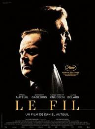 merlinpapin3's tweet photo. .@FredOL69007 Vu le film #LeFil de Daniel Auteuil (2024) avec Daniel Auteuil Grégory Gadebois Sidse Babett Knudsen Alice Belaidi Gaetan Roussel Isabelle Candelier Suliane Brahim Aurore Auteuil Jean Noel Brouté Charlie Nelson

Jean Monier (Daniel Auteuil) , avocat pénaliste a renoncé à défendre des criminels, depuis qu'il a obtenu l'acquittement d'un assassin récidiviste.
Un père de famille paisible et affectueux, Nicolas Milik (Grégory Gadebois), est placé en détention, accusé du meurtre de sa femme, alcoolique. L'affaire émeut maître Monier, convaincu de l'innocence de l'accusé. Roger Marton (Gaëtan Roussel), patron d'un bar et meilleur ami de Nicolas, également mis en cause dans l'affaire, meurt en prison.

Monier s'engage avec humanité dans la défense de l'accusé, contre l'avocat général, intraitable, qui cherche à établir la preuve de la culpabilité de Milik.
Durant le procès, le fil de la vérité se dévide, entre innocence et culpabilité, explorant la construction de l'intime conviction.

Daniel Auteuil, en adaptant Le Livre de Maître Mô de l'avocat Jean-Yves Moyart, ambitionnait visiblement de s'inscrire dans la lignée des grands drames judiciaires récents comme Anatomie d'une chute ou La Nuit du 12. Cependant, malgré de bonnes intentions, Le Fil échoue à captiver autant qu'il aurait pu. Ce qui aurait pu être une réflexion poignante sur la justice et les méandres de l'âme humaine se perd dans une mise en scène convenue et une narration qui manque cruellement de souffle.

Auteuil, en tant qu'acteur, offre une prestation solide, fidèle à sa réputation. Il incarne son personnage avec sobriété et nuance, mais son rôle de réalisateur laisse à désirer. Le film souffre d’une mise en scène mécanique, presque scolaire, qui reproduit les codes du genre sans parvenir à les transcender. En cherchant à imiter le réalisme oppressant des films qu'il prend comme modèles, Auteuil semble oublier d’insuffler à son œuvre une véritable identité.

L’intrigue, pourtant tirée d’une histoire vraie et chargée en potentiel dramatique, est mal exploitée. La progression vers la révélation finale, censée être une montée en tension, paraît artificielle et prévisible. La vérité horrifique, dévoilée tardivement, n'a pas l'impact émotionnel escompté. Pire encore, elle semble instrumentalisée pour choquer plutôt que pour interroger réellement les enjeux humains et sociaux qui entourent le crime et le procès.

Un des principaux défauts du film réside dans son incapacité à approfondir les thèmes qu’il prétend aborder. Rien n’est véritablement dit sur la justice, la police, ou les raisons complexes du meurtre central. On ne sent pas de réflexion sur le système judiciaire ou sur les dilemmes moraux des protagonistes. Le spectateur reste à distance, témoin d'une affaire dont on lui donne les grandes lignes mais sans jamais explorer ce qui se cache derrière. Deux ans après la condamnation de Nicolas Milik, une affaire qui a marqué, Le Fil semble évacuer les vrais enjeux pour se contenter d’un traitement superficiel.

Grégory Gadebois, acteur talentueux par ailleurs, livre ici une prestation outrée. Son personnage, visiblement conçu pour incarner l’antipathie, devient presque caricatural, au point d’enlever toute subtilité à son rôle. Cette surenchère, combinée à une direction d’acteurs qui manque de finesse, empêche toute véritable empathie ou compréhension envers les personnages.

Malgré quelques moments d’intensité et une photographie soignée, Le Fil reste un film plat et sans âme. Auteuil semble avoir oublié de donner à son œuvre ce supplément d’authenticité et de tension émotionnelle qui fait les grands films judiciaires. Là où ses inspirations offrent une véritable plongée dans les tourments de leurs personnages et une réflexion sur la complexité de la justice, Le Fil s’apparente davantage à un exercice de style maladroit.

 Le Fil déçoit par son manque de profondeur et son incapacité à traiter un sujet pourtant riche avec la rigueur et la passion qu’il méritait. Si Auteuil demeure un grand acteur, sa double casquette ici le dessert, le réalisateur n’étant pas à la hauteur de l’interprète.