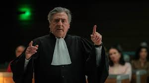 merlinpapin3's tweet photo. .@FredOL69007 Vu le film #LeFil de Daniel Auteuil (2024) avec Daniel Auteuil Grégory Gadebois Sidse Babett Knudsen Alice Belaidi Gaetan Roussel Isabelle Candelier Suliane Brahim Aurore Auteuil Jean Noel Brouté Charlie Nelson

Jean Monier (Daniel Auteuil) , avocat pénaliste a renoncé à défendre des criminels, depuis qu'il a obtenu l'acquittement d'un assassin récidiviste.
Un père de famille paisible et affectueux, Nicolas Milik (Grégory Gadebois), est placé en détention, accusé du meurtre de sa femme, alcoolique. L'affaire émeut maître Monier, convaincu de l'innocence de l'accusé. Roger Marton (Gaëtan Roussel), patron d'un bar et meilleur ami de Nicolas, également mis en cause dans l'affaire, meurt en prison.

Monier s'engage avec humanité dans la défense de l'accusé, contre l'avocat général, intraitable, qui cherche à établir la preuve de la culpabilité de Milik.
Durant le procès, le fil de la vérité se dévide, entre innocence et culpabilité, explorant la construction de l'intime conviction.

Daniel Auteuil, en adaptant Le Livre de Maître Mô de l'avocat Jean-Yves Moyart, ambitionnait visiblement de s'inscrire dans la lignée des grands drames judiciaires récents comme Anatomie d'une chute ou La Nuit du 12. Cependant, malgré de bonnes intentions, Le Fil échoue à captiver autant qu'il aurait pu. Ce qui aurait pu être une réflexion poignante sur la justice et les méandres de l'âme humaine se perd dans une mise en scène convenue et une narration qui manque cruellement de souffle.

Auteuil, en tant qu'acteur, offre une prestation solide, fidèle à sa réputation. Il incarne son personnage avec sobriété et nuance, mais son rôle de réalisateur laisse à désirer. Le film souffre d’une mise en scène mécanique, presque scolaire, qui reproduit les codes du genre sans parvenir à les transcender. En cherchant à imiter le réalisme oppressant des films qu'il prend comme modèles, Auteuil semble oublier d’insuffler à son œuvre une véritable identité.

L’intrigue, pourtant tirée d’une histoire vraie et chargée en potentiel dramatique, est mal exploitée. La progression vers la révélation finale, censée être une montée en tension, paraît artificielle et prévisible. La vérité horrifique, dévoilée tardivement, n'a pas l'impact émotionnel escompté. Pire encore, elle semble instrumentalisée pour choquer plutôt que pour interroger réellement les enjeux humains et sociaux qui entourent le crime et le procès.

Un des principaux défauts du film réside dans son incapacité à approfondir les thèmes qu’il prétend aborder. Rien n’est véritablement dit sur la justice, la police, ou les raisons complexes du meurtre central. On ne sent pas de réflexion sur le système judiciaire ou sur les dilemmes moraux des protagonistes. Le spectateur reste à distance, témoin d'une affaire dont on lui donne les grandes lignes mais sans jamais explorer ce qui se cache derrière. Deux ans après la condamnation de Nicolas Milik, une affaire qui a marqué, Le Fil semble évacuer les vrais enjeux pour se contenter d’un traitement superficiel.

Grégory Gadebois, acteur talentueux par ailleurs, livre ici une prestation outrée. Son personnage, visiblement conçu pour incarner l’antipathie, devient presque caricatural, au point d’enlever toute subtilité à son rôle. Cette surenchère, combinée à une direction d’acteurs qui manque de finesse, empêche toute véritable empathie ou compréhension envers les personnages.

Malgré quelques moments d’intensité et une photographie soignée, Le Fil reste un film plat et sans âme. Auteuil semble avoir oublié de donner à son œuvre ce supplément d’authenticité et de tension émotionnelle qui fait les grands films judiciaires. Là où ses inspirations offrent une véritable plongée dans les tourments de leurs personnages et une réflexion sur la complexité de la justice, Le Fil s’apparente davantage à un exercice de style maladroit.

 Le Fil déçoit par son manque de profondeur et son incapacité à traiter un sujet pourtant riche avec la rigueur et la passion qu’il méritait. Si Auteuil demeure un grand acteur, sa double casquette ici le dessert, le réalisateur n’étant pas à la hauteur de l’interprète.