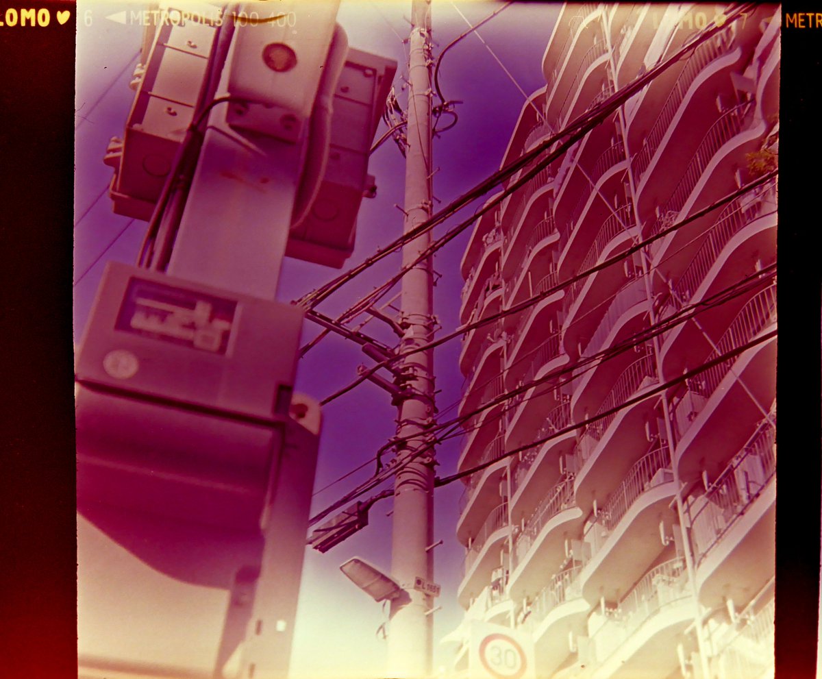 k_photo_tokyo's tweet photo. 間違ってレムジェット剥がしてないシネフィルムと一緒に現像しちゃったlomography metropolis 不思議な仕上がり #PONIX https://t.co/ZJ6rvT6qYL