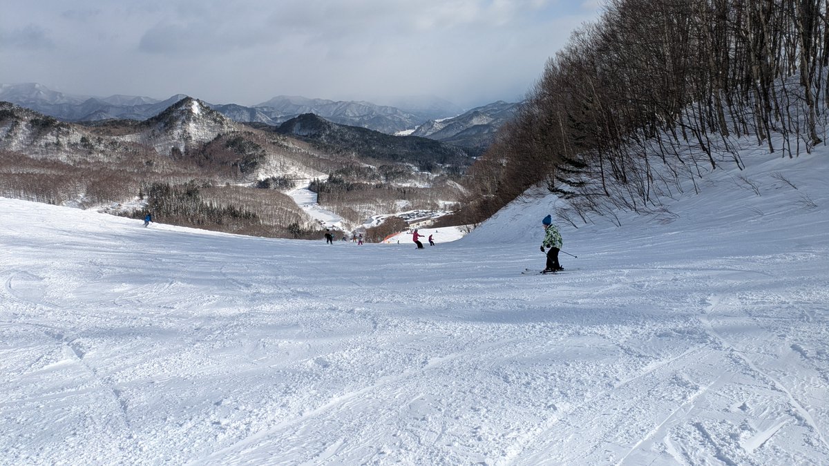 blueskywalker57's tweet photo. 土曜日のスキー場。
雪面を滑る感覚は、「飛ぶ」感覚に似ている。
両手を広げて、風を感じて。
どこまでも飛んでいきたい気分になる。 https://t.co/vDMoIgI6af
