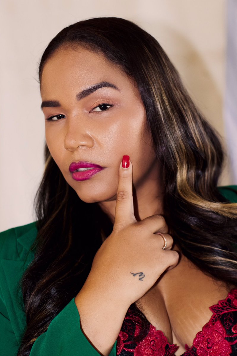 LushooA's tweet photo. ROSAS 🥀 
também se plantam rosas por estas bandas 🇦🇴

#modelo #angolana #beleza #mulher #bonita #fotografia https://t.co/g3a3Uhd0aR