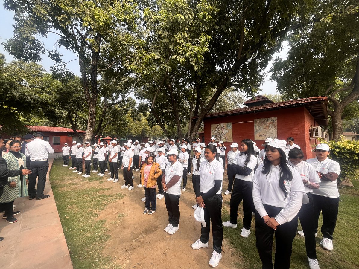 MYBharatNE's tweet photo. Sh. Arun Kumar, SI, conducted a National Road Safety Awareness program at Alugaddabavi junction. He educated commuters on the importance of #FreeLeft to ensure smoother tr. flow n enhanced safety on the roads @nyksindia @YASMinistry @mybharatgov @StateNyksDelhi https://t.co/WrFchIokeU