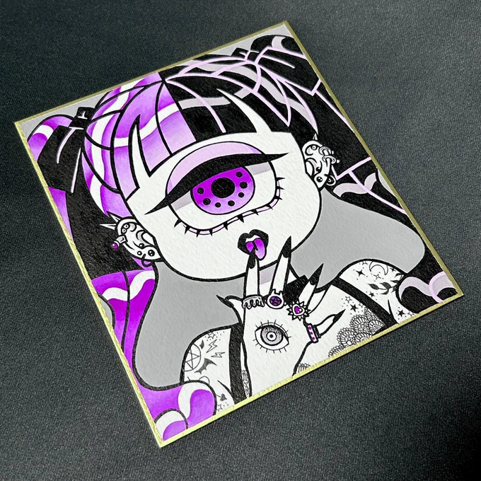 【ミニ色紙原画】単眼ガール1点物のミニ色紙原画です。  サイズ:高さ136mm×幅121mm×厚み1mm  作品の裏側にサインを入れさせて頂いております価格: 3,300円※こちらは通販価格となります。 