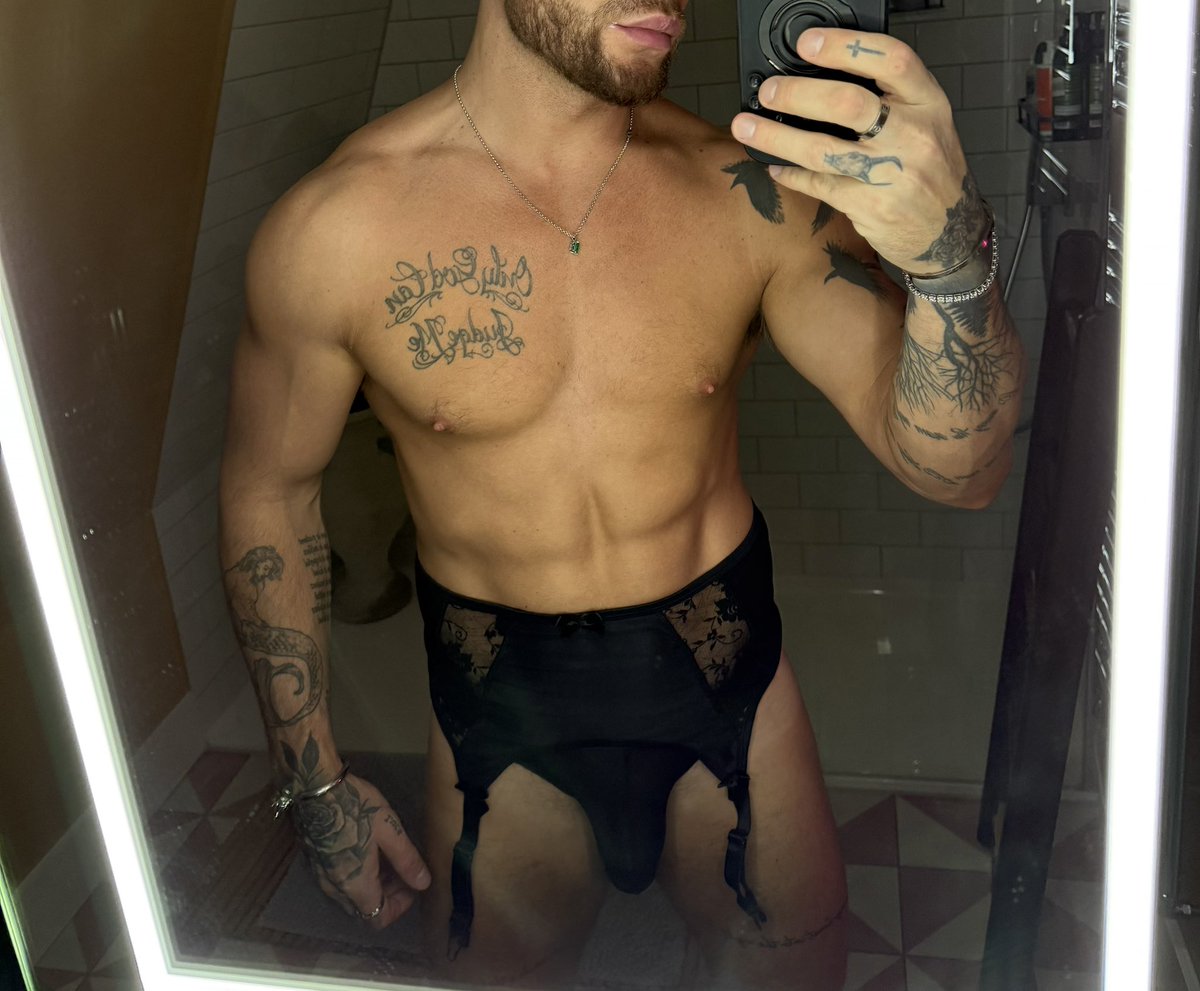 JOSH MOORE (@joshmoorexxx) on Twitter photo @viewordaa I think it depends what man @viewordaa I think it depends what man