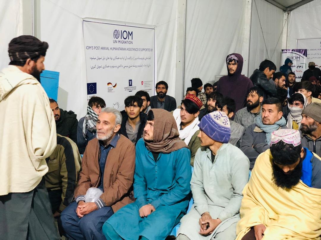 taahir_khan's tweet photo. #Afghan officials in #Nangarhar said Saturday that #Pakistani  authorities have handed over 132 Afghan prisoners to the Interpol police at #Torkham after they were released. Afghan state news agency #Bakhtar reported that Afghan nationals were imprisoned for two days to twelve days for not having legal documents of Pakistani residence.