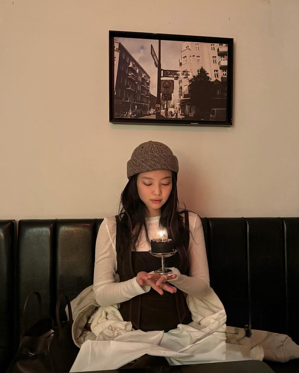 250118 #JENNIE IG Update

Thank you for all the sweet bday wishes 💙
생일 축하해줘서 곰마워 🐻