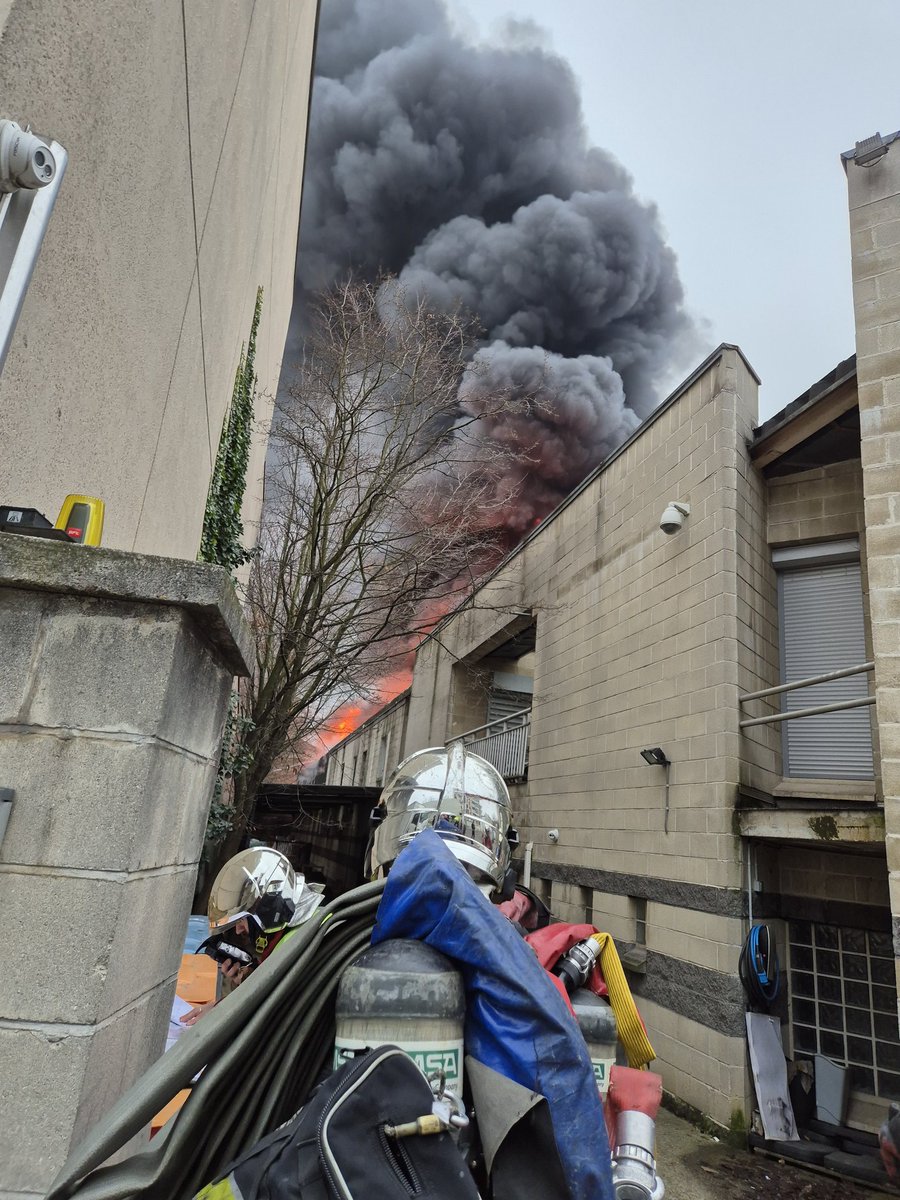 CybeleSud's tweet photo. Impressionnant feu d'entrepôt en plein centre d'#Aubervilliers ce samedi #18janvier 

Encore en cours. 

Grosse intervention des pompiers https://t.co/5e8pM2bgZj