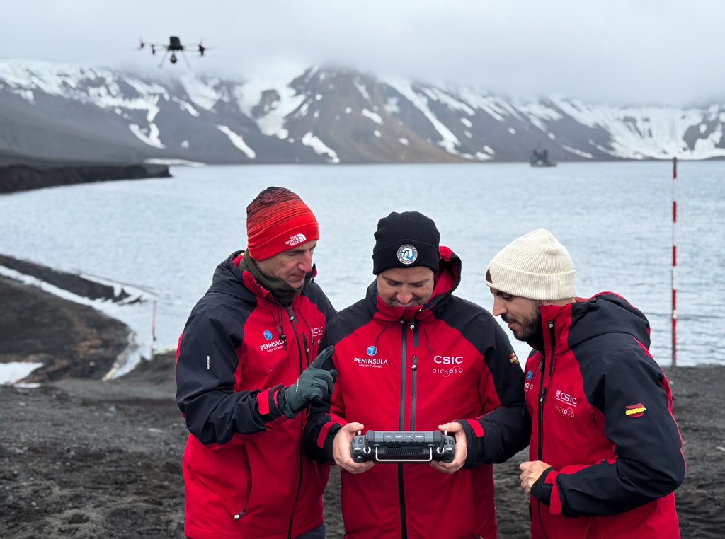 DronSea's tweet image. Primeros vuelos con drones en isla Decepción en esta campaña Antártica del proyecto DICHOSO. Comenzamos haciendo un vuelo LiDAR de la BAE Gabriel de Castilla.
@CSIC @ICMAN_CSIC @CSICAndalExtrem @Antartica_ET