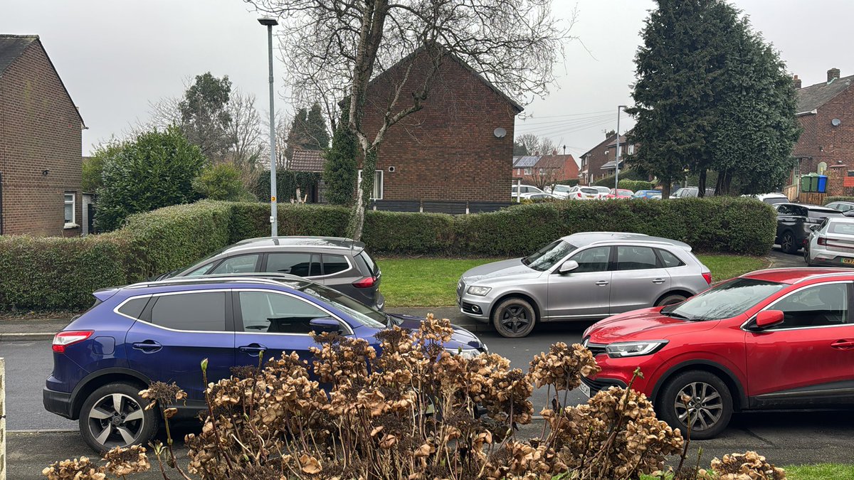 26JIGZ's tweet photo. @GMPTamesideUK how is this acceptable parking? Every other week we have to deal with crap parking like this which means a struggle for residents. https://t.co/wg0iopIiUO