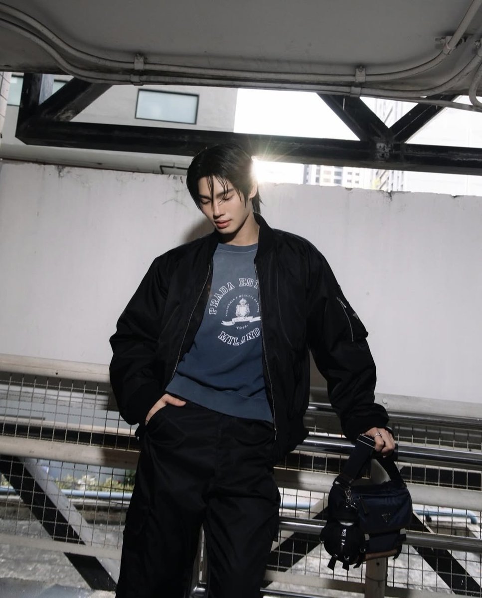 mayaonline2002's tweet photo. เริ่มเลย!! "วิน-เมธวิน" #winmetawin พี่บ่าวสุดหล่อยศ Prada ambassador ทำแฟนๆ ใจละลายตั้งแต่แอร์พอร์ตลุคจนถึงวันสบายๆ ในมิลาน ก่อนเตรียมปักหมุดตั้งตารอลุคหล่อสะเทือนอิตาลีที่ฟรอนต์โรว์ Prada Fall Winter 2025 Menswear Fashion Show ที่จะจัดขึ้นในวันที่ 19 มกราคมนี้.

WIN MFWFW25 IS CALLING 
#PRADAFW25xWin #PradaFW25
#MAYATVOFFICIAL