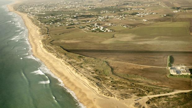 Este es Juan Muñoz, marido de Ana Rosa Quintana, y condenado por su vinculación con el excomisario Villarejo. Pertenece a la familia aristócrata sevillana del ladrillo de los Muñoz Támara. Acaban de dar un pelotazo urbanístico en El Palmar, playa virgen de Cádiz.