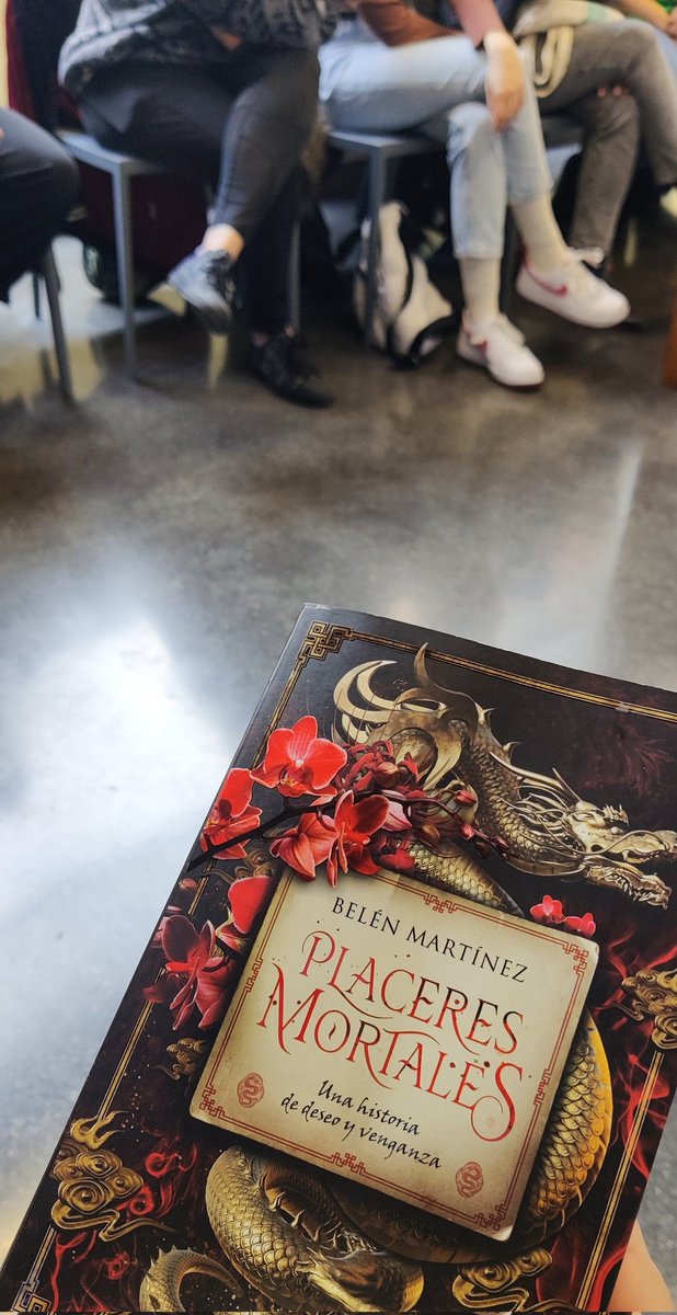 Haciendo la saturnación* con Placeres Mortales de <a href="/BelenMartinezS/">🌺Belén Martínez🌺</a>.

*El club Saturno se reúne mensualmente en <a href="/GigameshTienda/">Librería Gigamesh</a> para comentar romantasy jugosón.