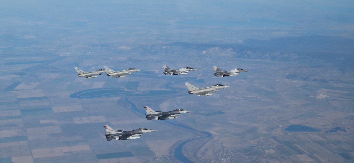 EMADmde's tweet image. Los Eurofighters 🇪🇸 del #DATPaznic, desplegados en Rumanía, realizan una misión internacional con aeronaves aliadas turcas 🇹🇷, rumanas🇷🇴 y griegas 🇬🇷. Estas actuaciones contribuyen a la disuasión y defensa aérea de la Alianza en el flanco oriental. #MOPS @NATO @EjercitoAire