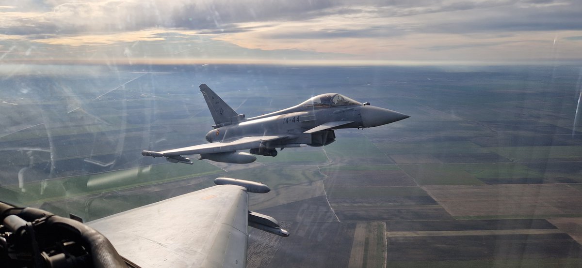 EMADmde's tweet image. Los Eurofighters 🇪🇸 del #DATPaznic, desplegados en Rumanía, realizan una misión internacional con aeronaves aliadas turcas 🇹🇷, rumanas🇷🇴 y griegas 🇬🇷. Estas actuaciones contribuyen a la disuasión y defensa aérea de la Alianza en el flanco oriental. #MOPS @NATO @EjercitoAire
