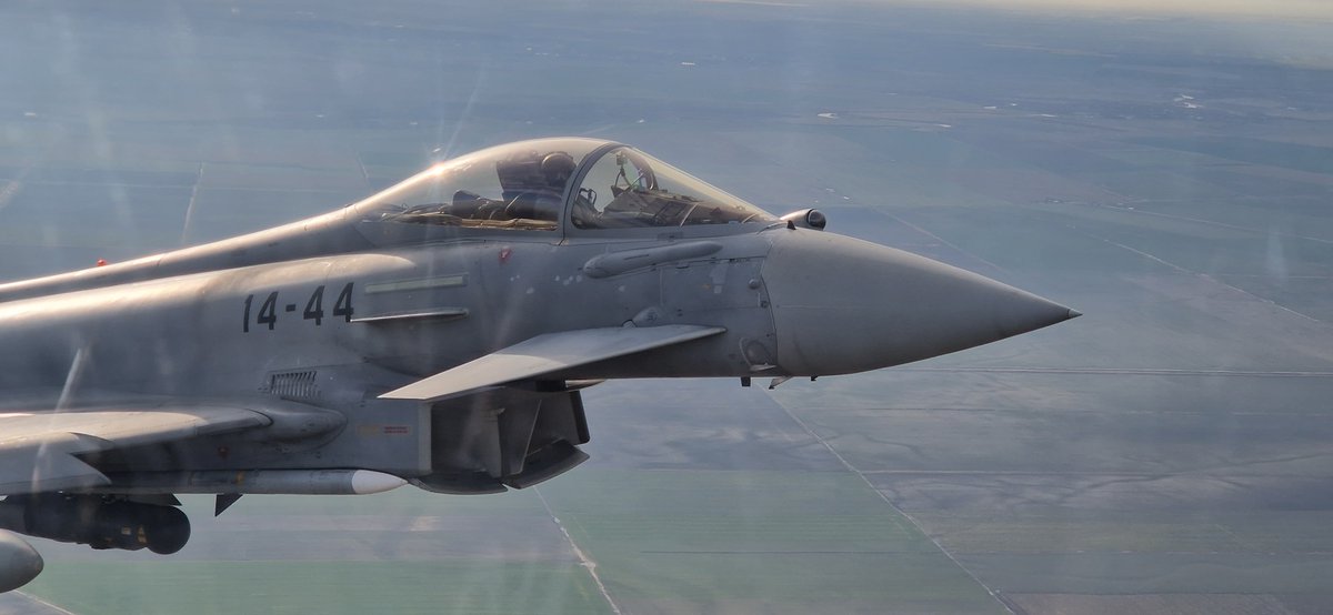 EMADmde's tweet image. Los Eurofighters 🇪🇸 del #DATPaznic, desplegados en Rumanía, realizan una misión internacional con aeronaves aliadas turcas 🇹🇷, rumanas🇷🇴 y griegas 🇬🇷. Estas actuaciones contribuyen a la disuasión y defensa aérea de la Alianza en el flanco oriental. #MOPS @NATO @EjercitoAire