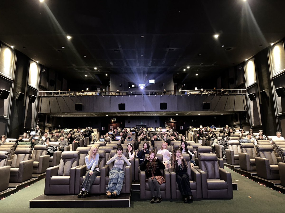 UNIS_offcl's tweet photo. [📸]

#250118

✔ CGV Movie 데이트 with ‘UNIS’ 완료 🌟

EverAfter와 함께 본 첫 영화🪽
너무너무 재미있었다🤍

#UNIS #유니스 https://t.co/yAfi9dKm06