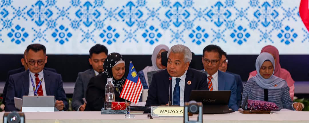 MalaysiaMFA's tweet photo. Secretary General Dato' Sri Amran Mohamed Zin successfully chaired the ASEAN Senior Officials' Meeting (SOM) on 18 Jan 2025 in Langkawi Island, Malaysia. The ASEAN SOM and Timor-Leste SOM leader met to exchange views and deliberate on matters of common interest (1/3)
#AMMRetreat https://t.co/Y3mqtiiPxS