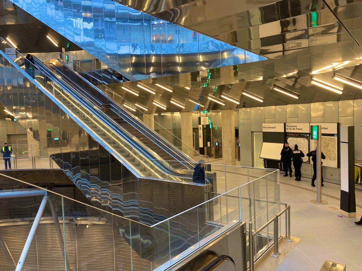 B_Lambert75's tweet photo. Top départ pour l’inauguration de Villejuif Gustave Roussy ! La visite officielle débute sous la grande voute qui permet d’amener la lumière naturelle jusqu’aux portes du métro ou presque, sacré défi technique vu la profondeur de la gare 

#VGR #ligne14 #RATP https://t.co/4nZ9zaNy3L