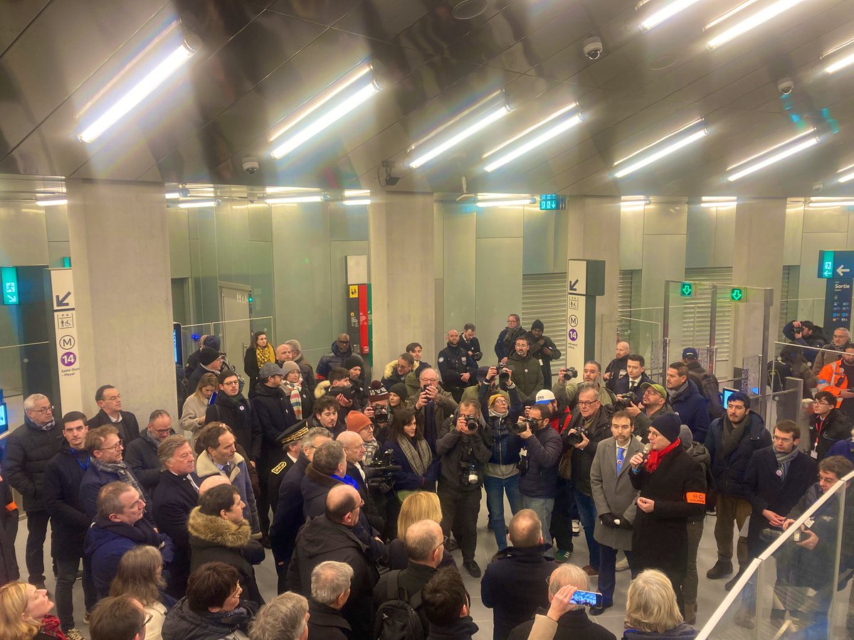 B_Lambert75's tweet photo. Top départ pour l’inauguration de Villejuif Gustave Roussy ! La visite officielle débute sous la grande voute qui permet d’amener la lumière naturelle jusqu’aux portes du métro ou presque, sacré défi technique vu la profondeur de la gare 

#VGR #ligne14 #RATP https://t.co/4nZ9zaNy3L