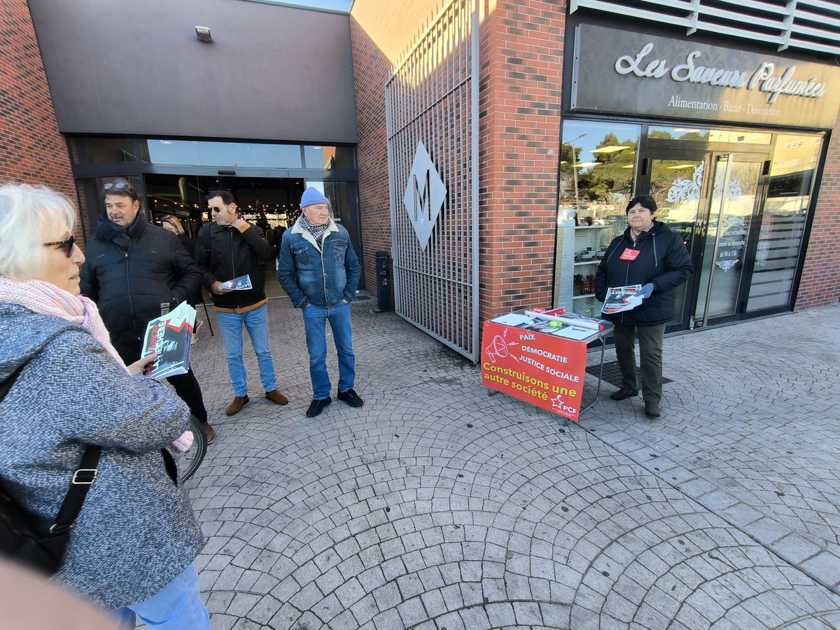 NCossange's tweet photo. Pour vaincre la vie chère, augmentez les salaires et les pensions. Les communistes de Béziers déploient leur campagne aux halles de la Devèze ce matin. Nombreuses signatures de la pétition. Pour signer en ligne ⬇️⬇️
https://t.co/B7KLST9Dsk
@PCF https://t.co/YutIYkzrrz