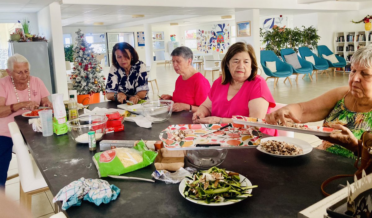#BienManger, ça passe aussi par la #convivialité. #AtelierCuisine #diététique #BienVieillir #Team974 #RésidenceSenior