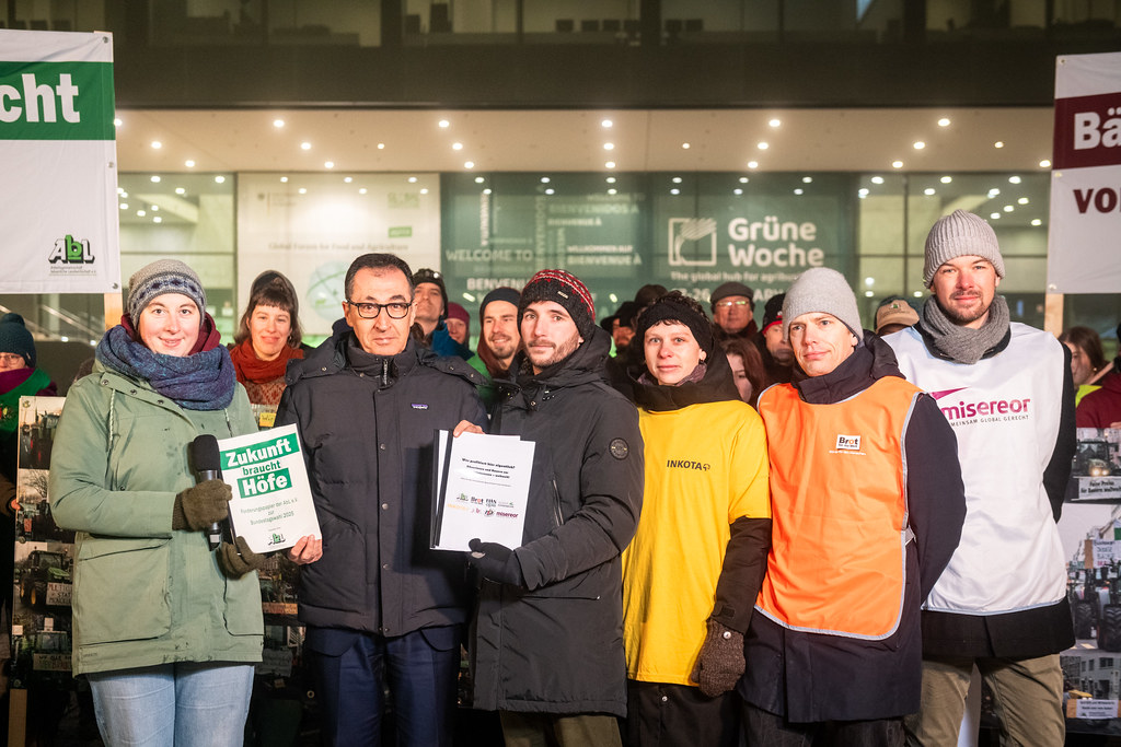 Misereor's tweet photo. Bäuerlicher #Protest zur #Agrarministerkonferenz 2025 von @WirHabenEsSatt - wir sind dabei!

Während Agrarminister*innen aus aller Welt tagen, demonstrieren die Bäuerinnen und Bauern vor dem Gebäude und übergeben eine #Protestnote an Bundeslandwirtschaftsminister @cem_oezdemir  und Staatssekretärin des @bmel @OpheliaNick 

#wirhabenessatt