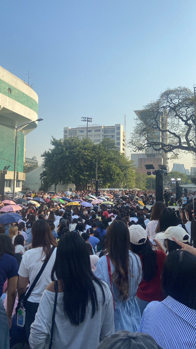 ภูมิใจที่คนชอบพวกเธอเยอะขนาดนี้ ตู้มมาก ระเบิดเลย
#YourSkySeries #กี่หมื่นฟ้า