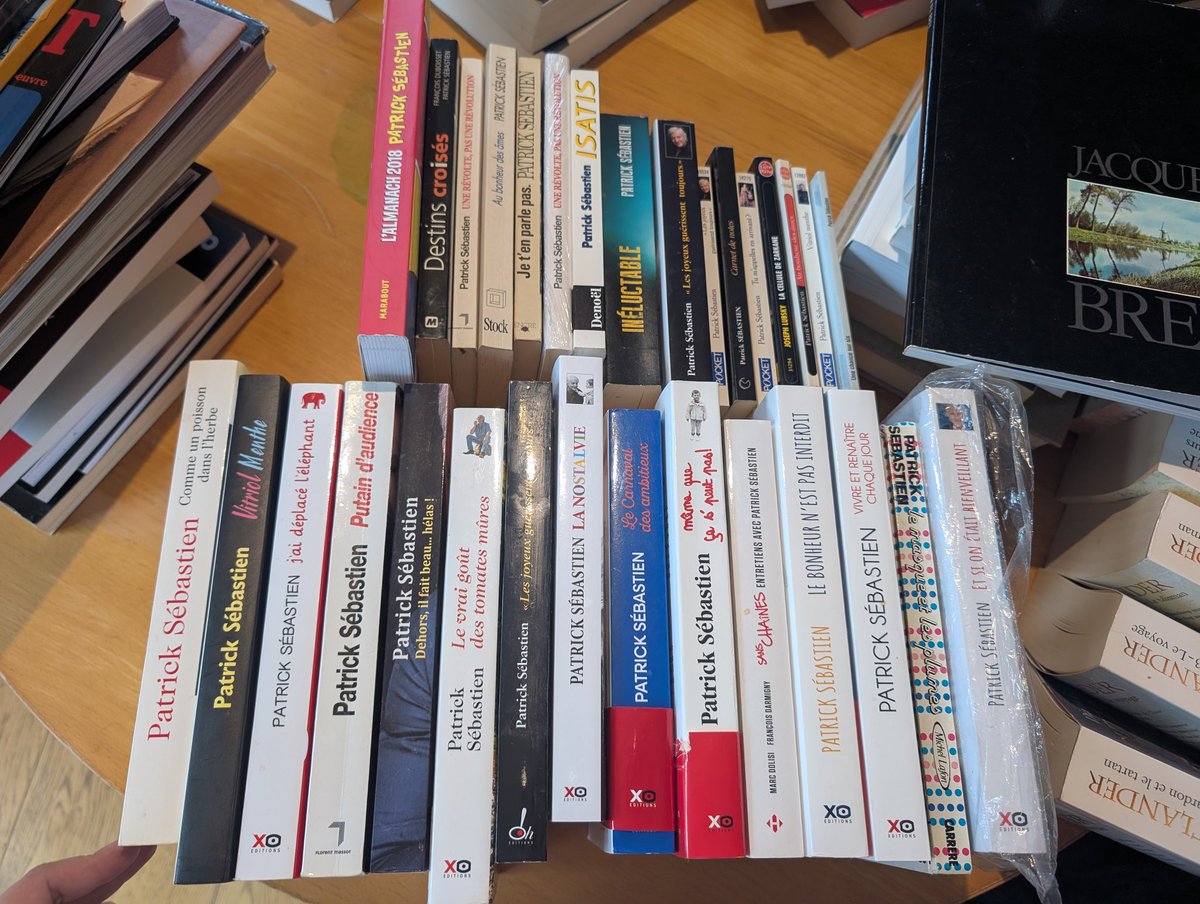 tulipe652's tweet photo. J'ai décidé de mettre de l'ordre dans ma bibliothèque. Je crois que j'ai pas mal de @PatSebastien 🤷🏻‍♀️🤣 https://t.co/0nxauxiBxo