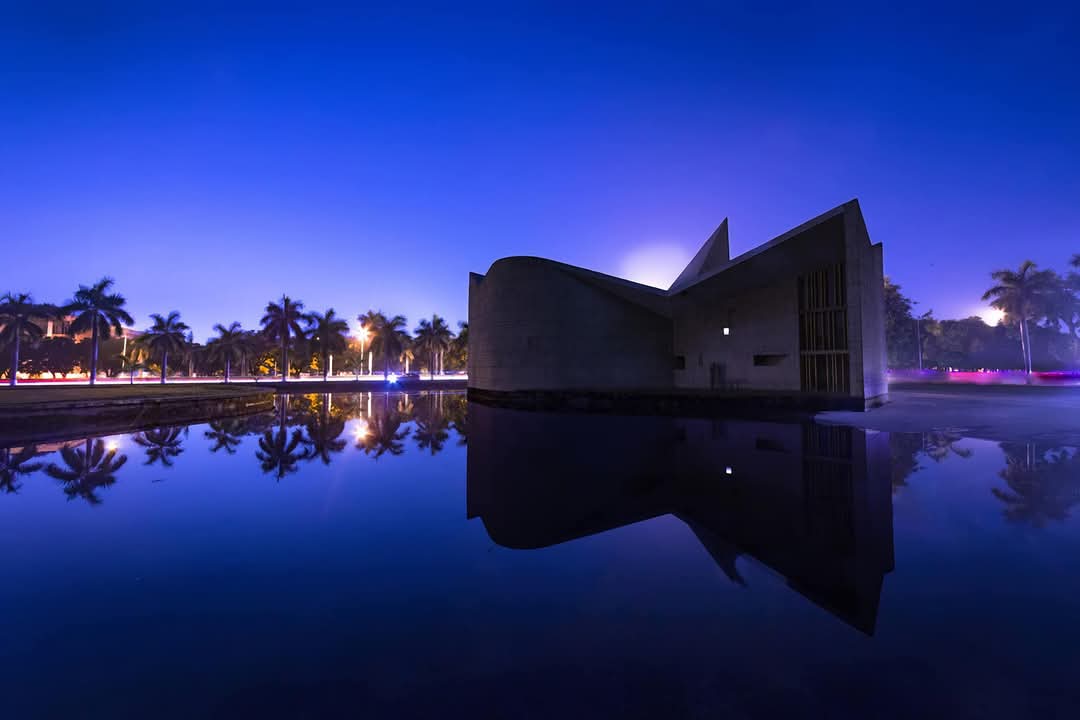 OfficialPU's tweet image. This breathtaking view of the iconic Gandhi Bhawan under the twilight sky reflects the harmony of architecture and nature.
#PanjabUniversity #GandhiBhawan #CampusVibes #TwilightMagic #Chandigarh
