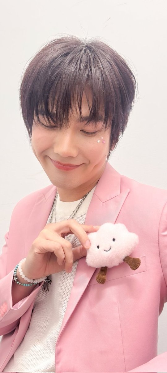 ดาว สาม ดวง กับเข็มกลัดน้องเมฆ
อันไหนน่ารักกว่ากัน 
แต่ใดใด บิวน่ารักที่สุด 
BUILD FANMEETING IN MADRID
#HolaBUILDinMadrid