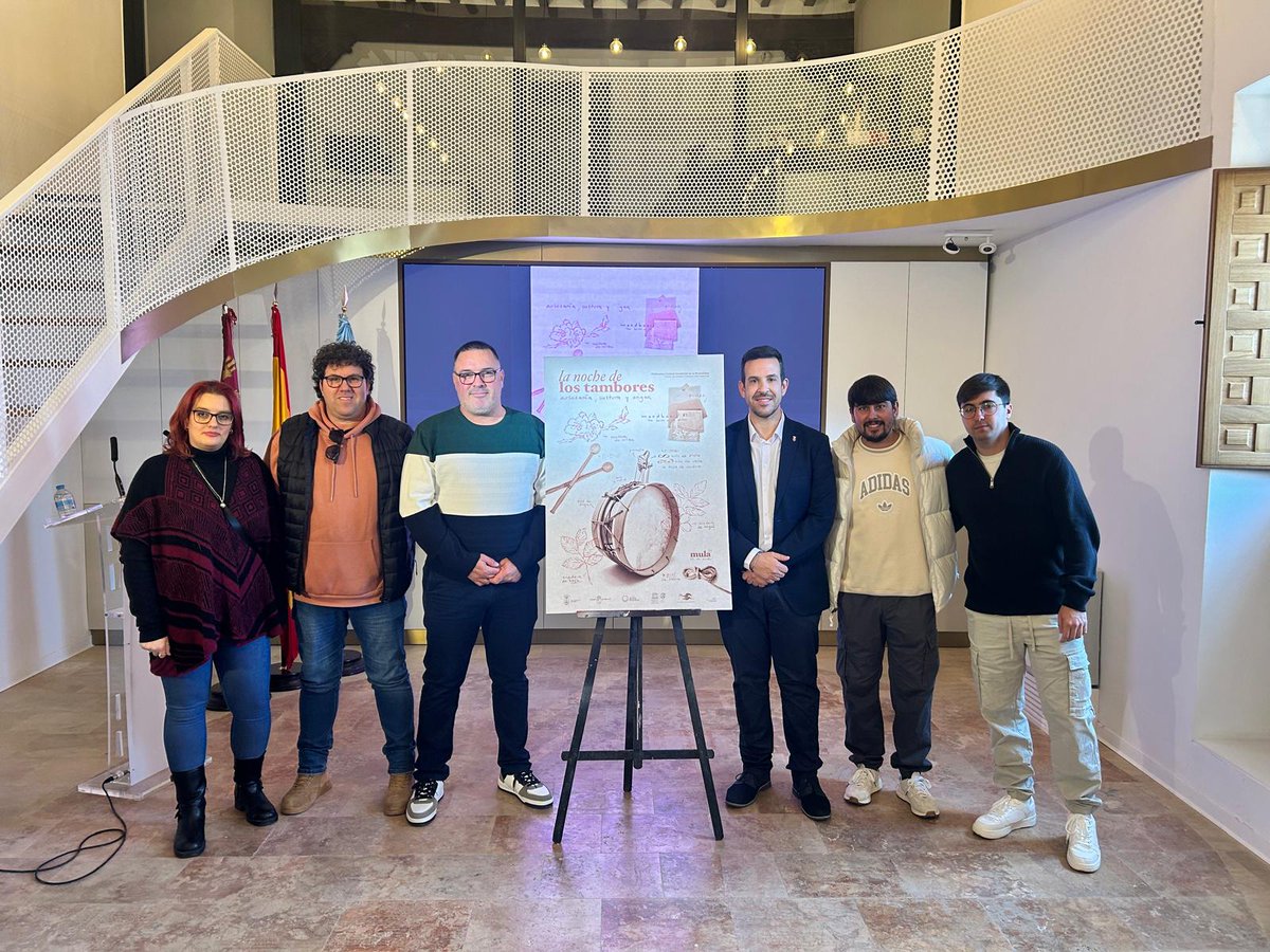 El ayuntamiento de Mula y nuestra asociación han presentado éste mediodía el cartel oficial de la noche de los tambores. Obra de la muleña Clara García Soriano. Un cartel que se centra en el verdadero protagonista de nuestra fiesta, el tambor.
#MulaSuena