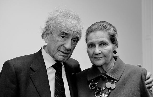 18 janvier 1945 : #SimoneVeil, sa soeur et sa mère s'engagent dans une terrible marche de la mort. 
A retrouver dans la nouvelle édition de ma biographie écrite à partir d'entretiens inédits avec elle. #shoah #Auschwitz 
A paraître en avril chez #Alpha <a href="/Humensis/">Humensis</a>
<a href="/PComposes/">Passés composés</a>