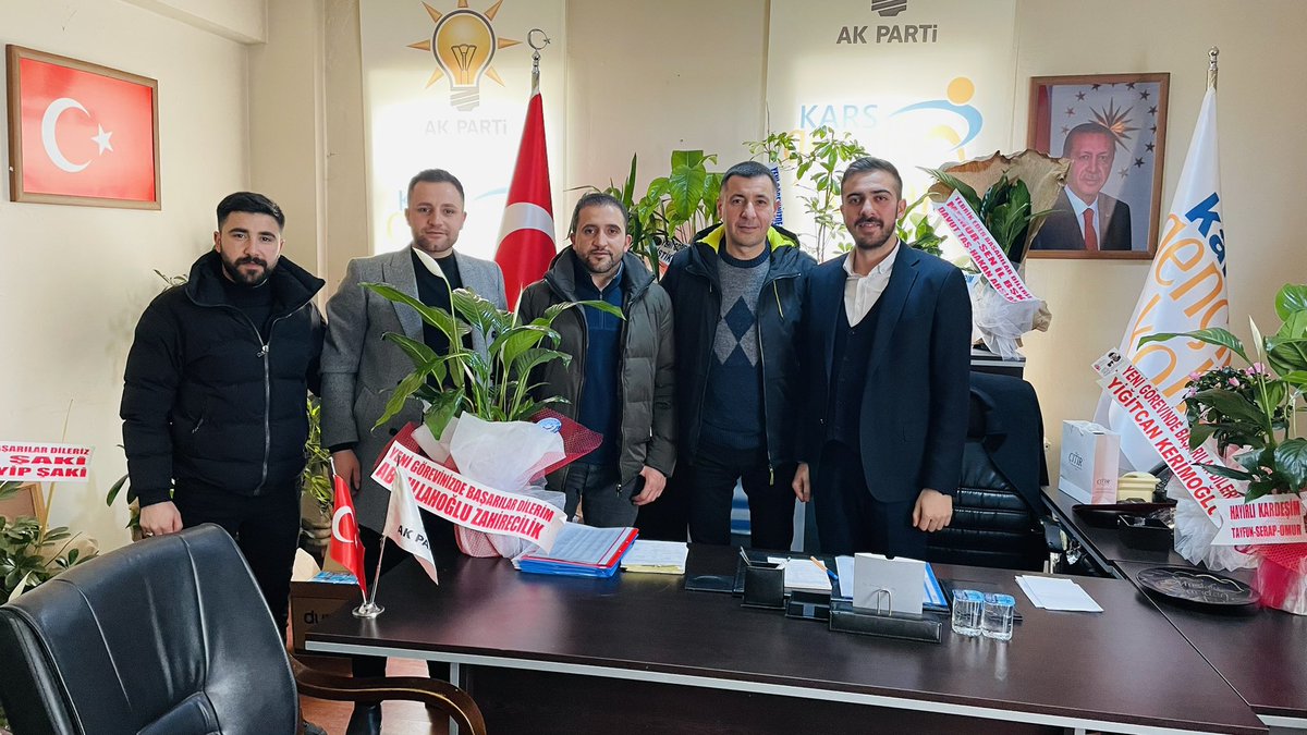 AkGenclikKars's tweet photo. 📍AK PARTİ KARS İL BAŞKANLIĞI

Ak Parti Gençlik Kolları İl Başkanımız Sn. Mustafa SARIDAĞ

7.Olağan Gençlik Kolları İl Kongremiz Sonrası Hayırlı Olsun Ziyaretine Gelen Vatandaşlarımızı İl Başkanlığımız da Kabul Etti. https://t.co/vVSAhIgqtX