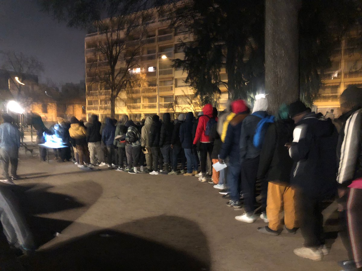 Lundi, 160 jeunes du campement Béguin seront mis à l'abri par la mairie.
Faute de places suffisantes, bcp d'autres, déjà épuisés, devront évacuer leur tente et le cmpmt sera démantelé. 
Pour aller où au 🩵 de l'hiver ?
Ces jeunes doivent être protégés,  il y a urgence !