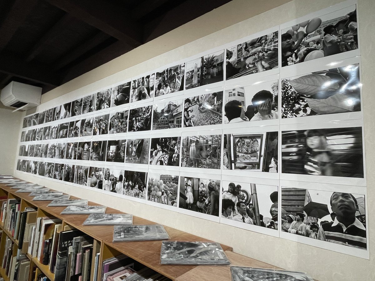 810gallery's tweet image. 芥にて阿部淳のトークイベントが開催されました。5000冊の写真集に囲まれ、オーナーである佐竹さんの写真集を集め出したきっかけとなる話も聴く事が出来、楽しい時間でした。
阿部淳の展示は1/26までとなります。