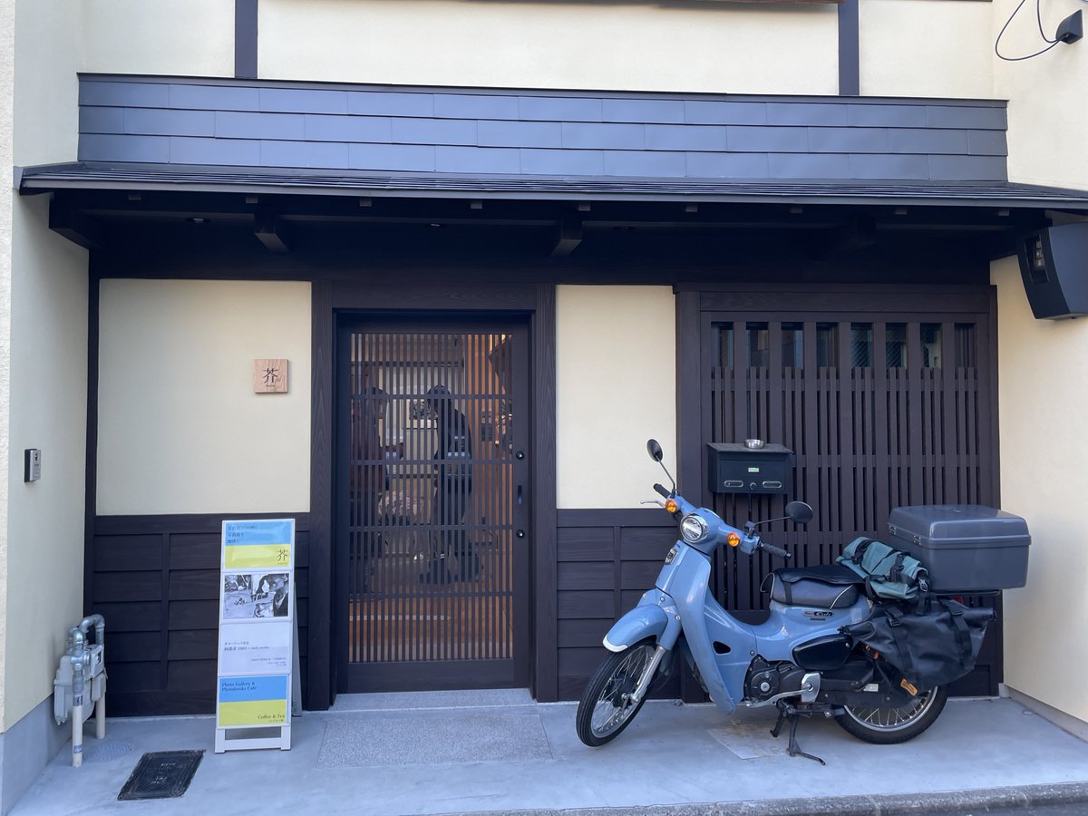 810gallery's tweet image. 芥にて阿部淳のトークイベントが開催されました。5000冊の写真集に囲まれ、オーナーである佐竹さんの写真集を集め出したきっかけとなる話も聴く事が出来、楽しい時間でした。
阿部淳の展示は1/26までとなります。