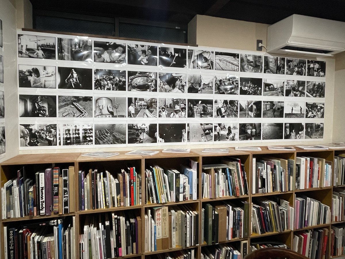 810gallery's tweet image. 芥にて阿部淳のトークイベントが開催されました。5000冊の写真集に囲まれ、オーナーである佐竹さんの写真集を集め出したきっかけとなる話も聴く事が出来、楽しい時間でした。
阿部淳の展示は1/26までとなります。