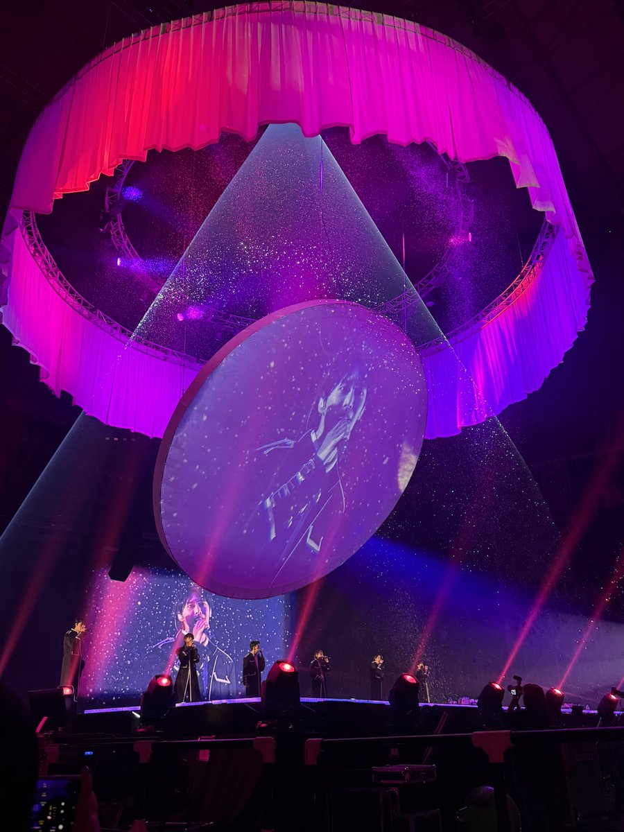 더모멘텀 이 미친 콘서트 콘서트의 악마
진짜 ㅁㅊ겠음 조명이랑 무대장치 다 너무 좋아서 입이 떡벌어짐
내가 바라고 꿈꾸던 콘서트가 찾아왔어