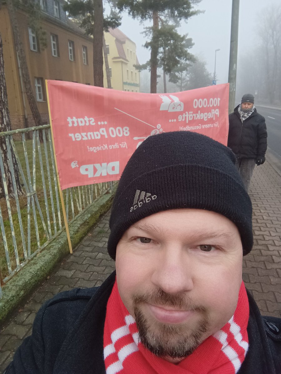 PecherMartin's tweet photo. Mahnwache geschafft ✊ 
Die Linke war leider nicht vor Ort 😕 
Das ist sogenannte Regenbogen Linke.
Gemeinsam für den Erhalt des Klinikum Wurzen ✊ 
#DKPTorgau #TeamPecher https://t.co/xjHzLk3TMq